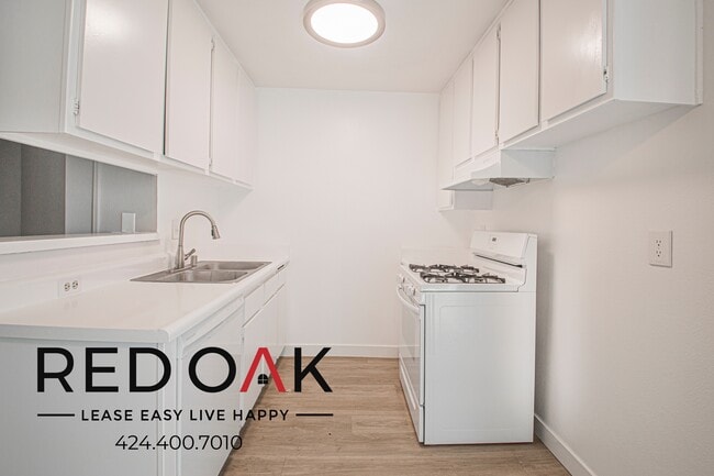 Foto del edificio - 8309 Cedros Ave