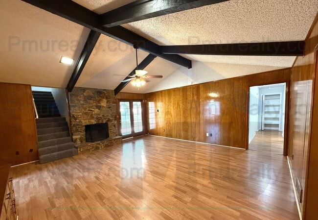 Building Photo - AVAILABLE NOW!!! Beautiful 3/2/2 house loc...