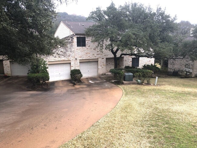 Foto del edificio - Bright & Spacious Townhome in Desirable Great Hills