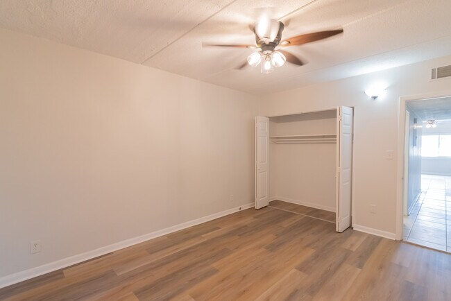 Foto del edificio - 830 E Park Ave