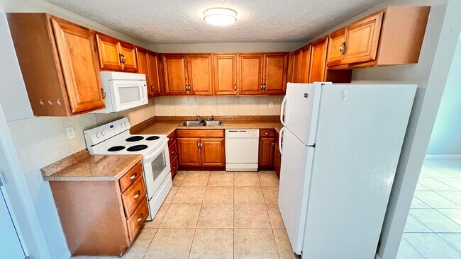 Building Photo - Cozy 3 Bd/2Ba Apartment in Commodore Place...