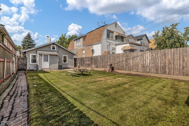 Building Photo - 3337 N Kilbourn Ave