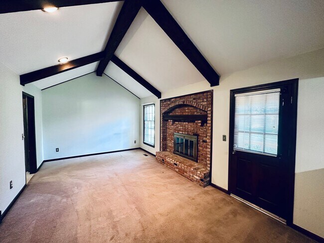 Building Photo - {12119} Spacious Home in Fantastic Locatio...