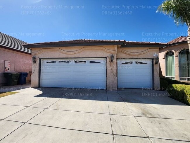 Building Photo - 4 bedroom 3 full bath/ 3 car garage.. 2418...