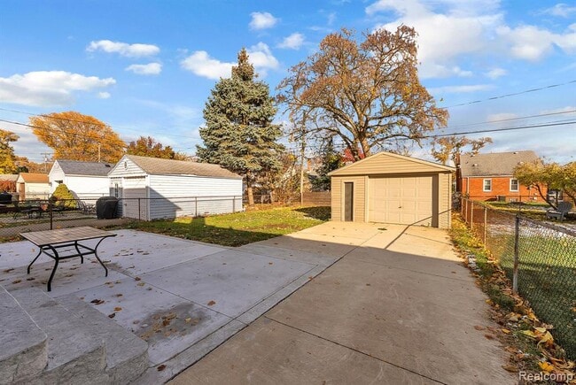 Building Photo - 3237 Pardee Ave