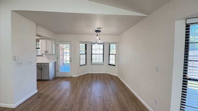 Foto del edificio - Welcome to your newly remodeled 3bed/2bath...