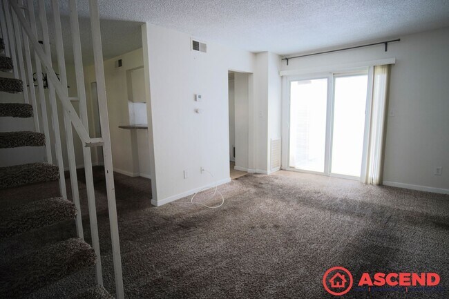 Building Photo - Central Bakersfield Condo!