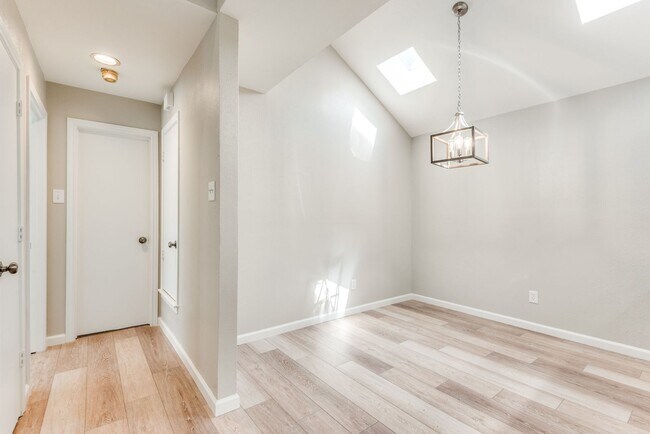 Foto del edificio - Charming Carrollton 2 Bedroom • Private Ba...
