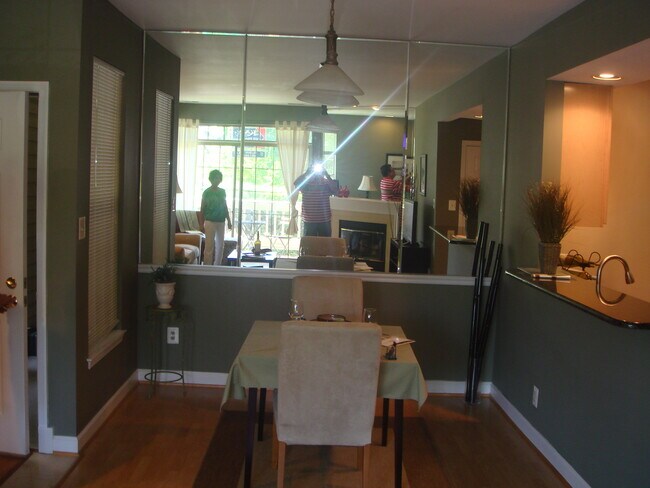 Vista desde la cocina a la sala de estar. - 5917 Barbados Pl