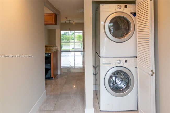 Foto del edificio - 16749 Hemingway Dr