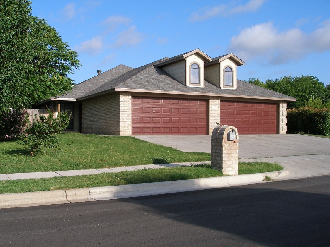 Primary Photo - 206 San Angelo Ave