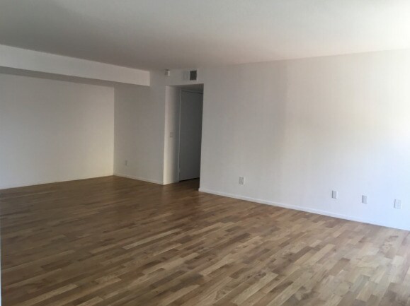 Living - 438 S Venice Blvd