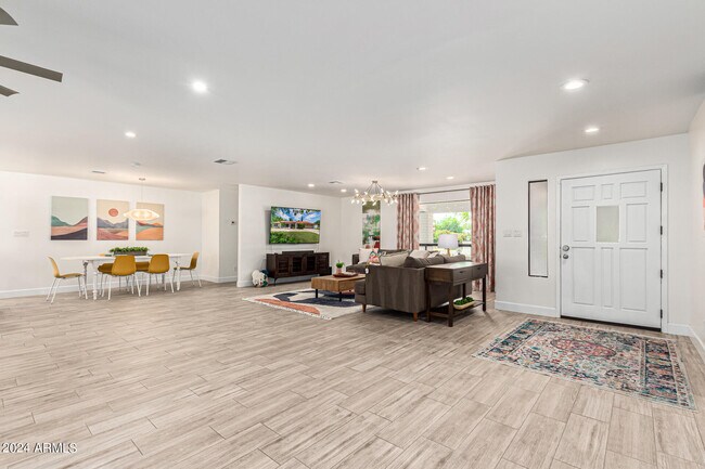 Building Photo - 700 W Drey Dr
