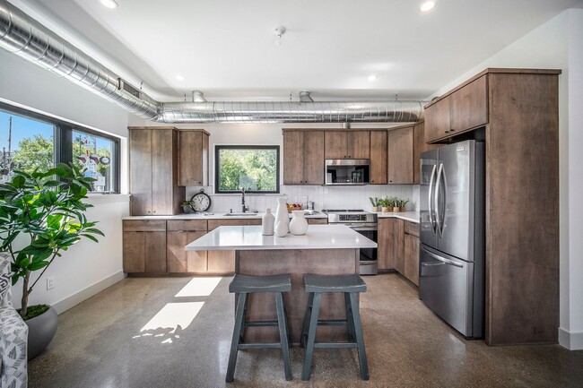 550/552 Cleveland St - 550/552 Cleveland St Apartment