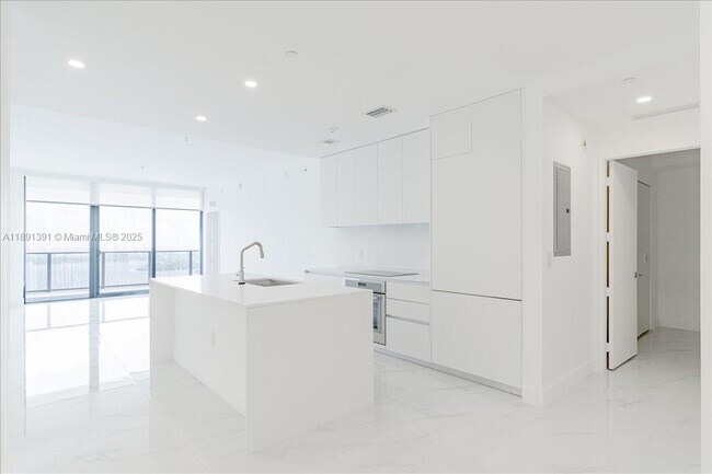Foto del edificio - 700 NE 24th St