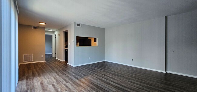 Building Photo - Spacious 1-Bedroom Apartment in Peaceful K...