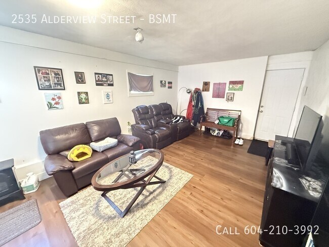 Photo du bâtiment - Great Location Suite!