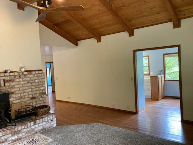 Foto del edificio - 16715 Coleman Valley Rd