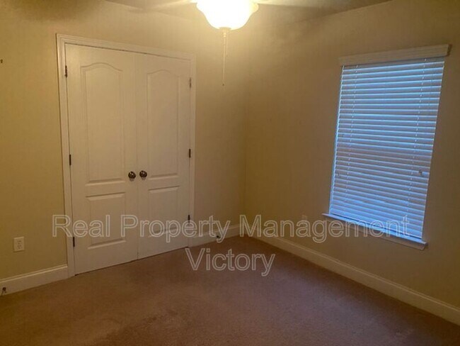Building Photo - 1043 Lexington Dr