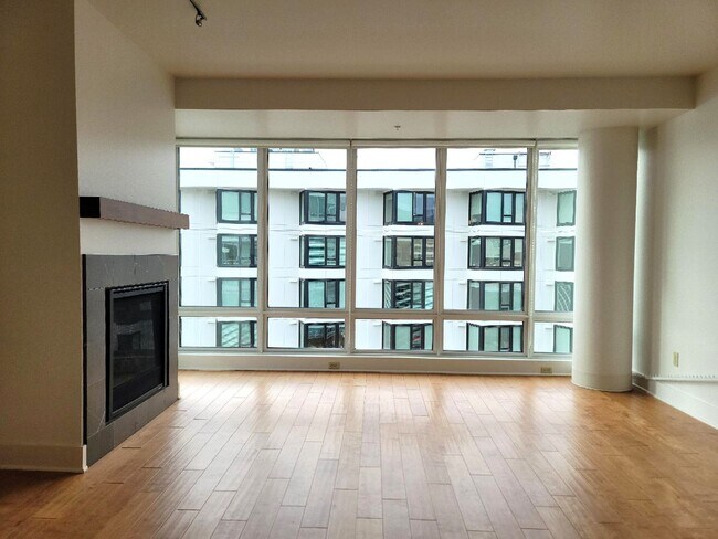 Building Photo - 2 Bedroom Condo in Harborside Condominiums
