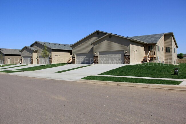 Building Photo - RARE TO FIND 4 BEDROOM, 2 BATH TOWN HOME, ...