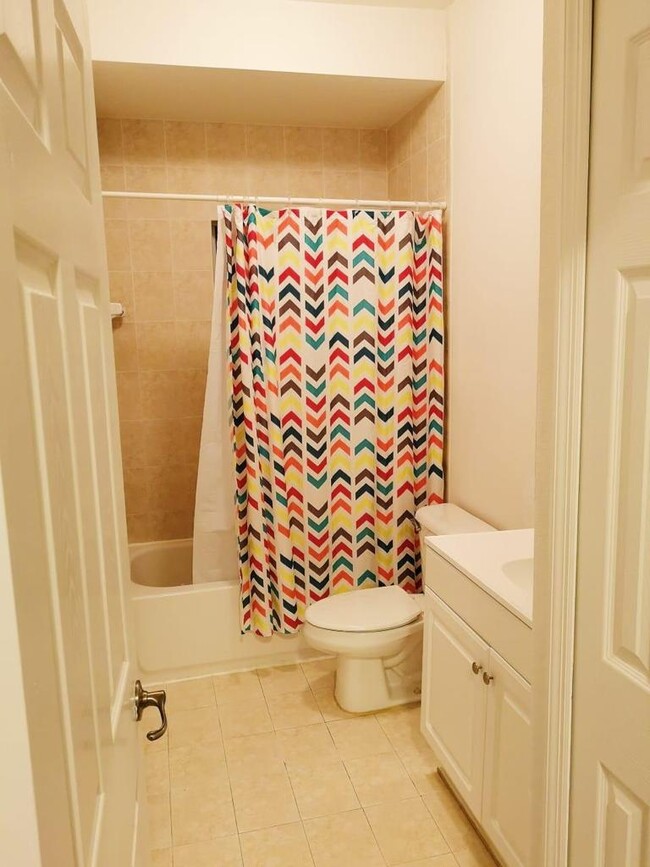 Baño con tina (adosado al dormitorio) - 11047 SW 243rd Ln