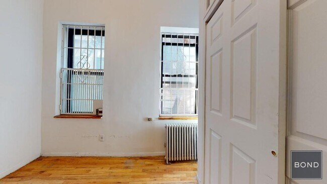 Foto del edificio - 214 E 10th St