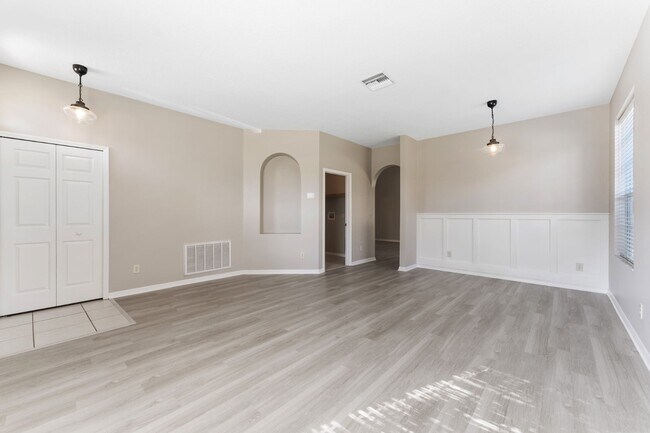 Foto del edificio - Absolutely stunning 3BR/2BA & 2-Car Garage home in highly sought-after Ballantrae community