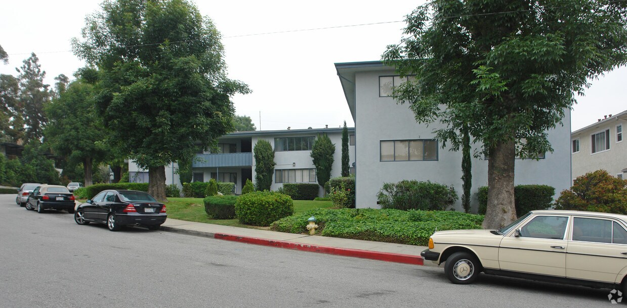 Primary Photo - 1646-1650 Amberwood Dr