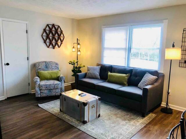 Building Photo - 135 E Walnut St