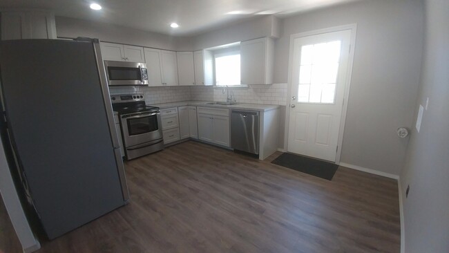 Building Photo - Fully Remodeled Duplex for Rent