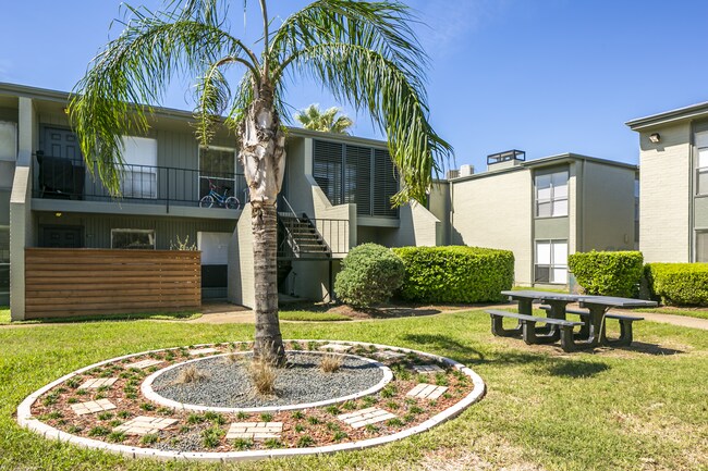 Creekside Villas at Clear Lake Apartments photo'