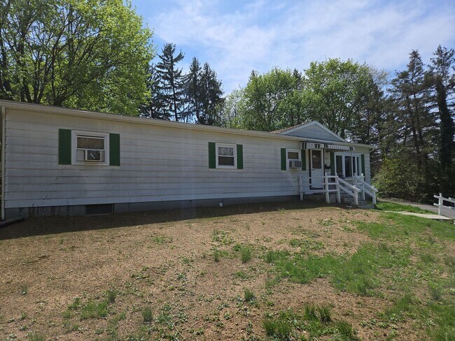 Foto del edificio - 3 Bed / 1.5 Bath Single-Family Home – Near Shippensburg Borough