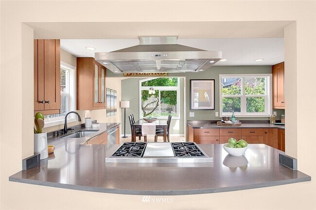 Foto del edificio - Spacious 4 Bedroom Remodeled Craftsman Hou...