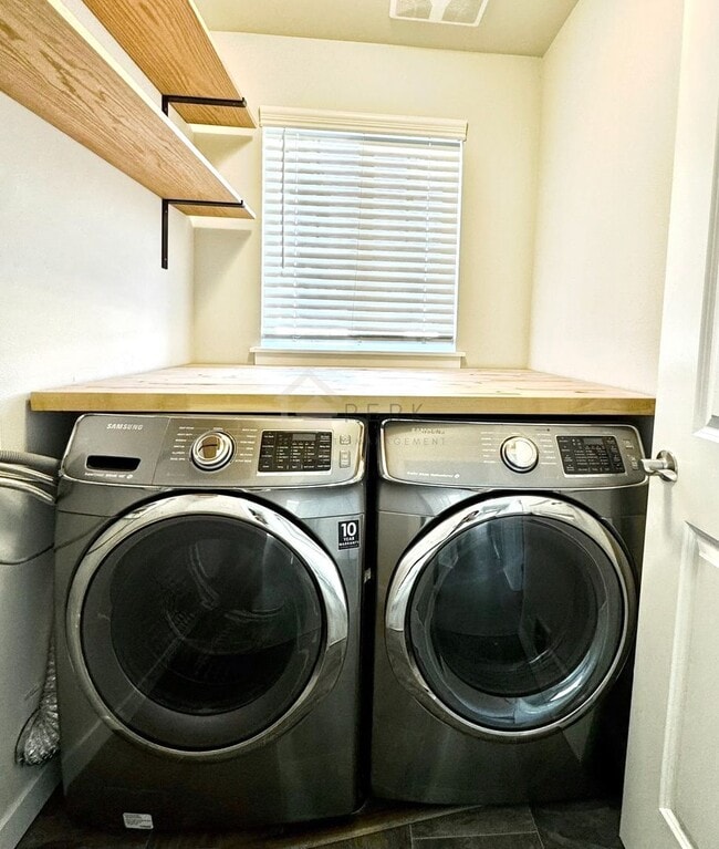 Foto del edificio - Modern 4-Bedroom, 2.5-Bath, 3-Story Home in Gated South Hill Community