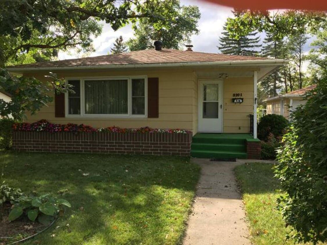 Building Photo - 4 Bedroom 2 Bathroom Home