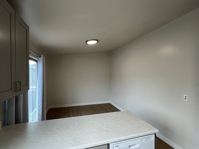Dining - 1136 E Violet Dr