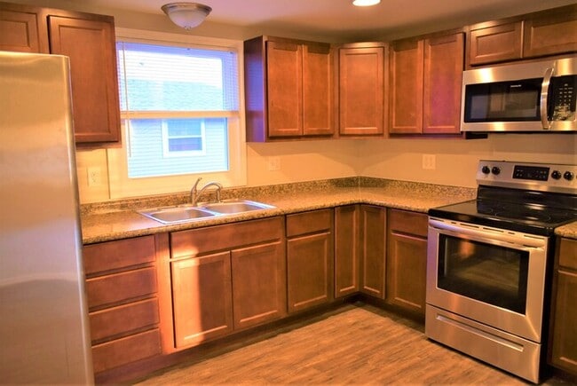 Building Photo - Spacious 3 Bedroom Ranch with Fenced Yard
