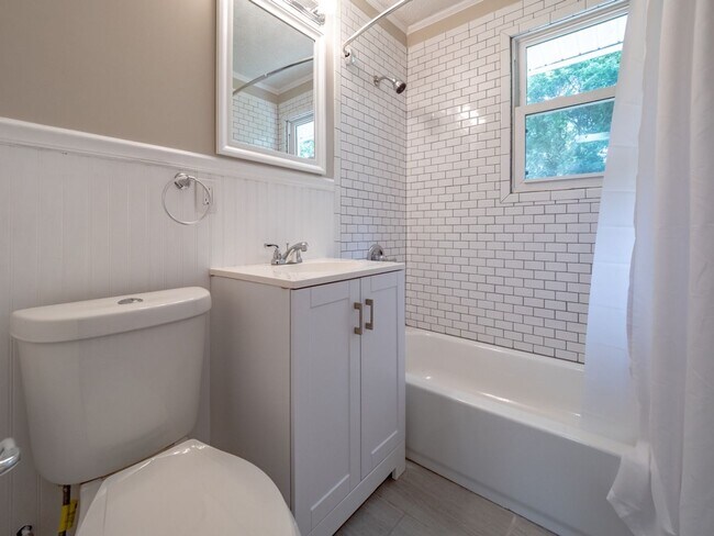 Foto del edificio - NEWLY RENOVATED DUPLEX UNIT
