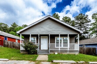 Building Photo - 110 Varsity Dr