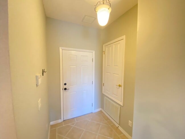 Building Photo - Beautiful 2/2 Condo in North Shore at Lake...