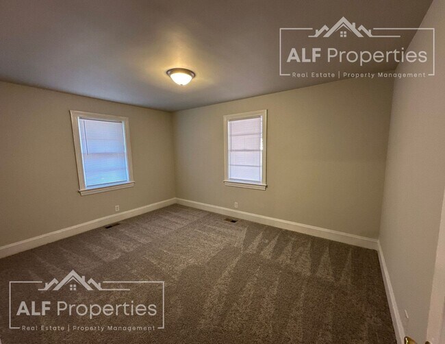 Foto del edificio - Newly Renovated 2-Bedroom Home on a Corner Lot