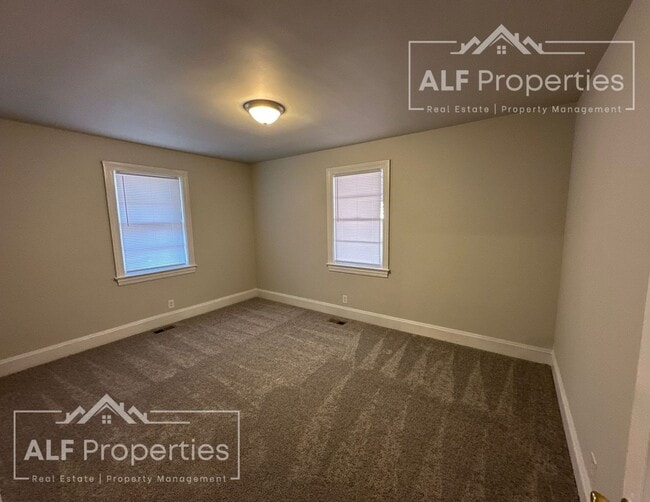 Building Photo - Newly Renovated 2-Bedroom Home on a Corner...