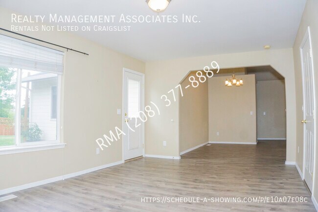 Foto del edificio - Updated and Spacious 3 Bedroom House locat...