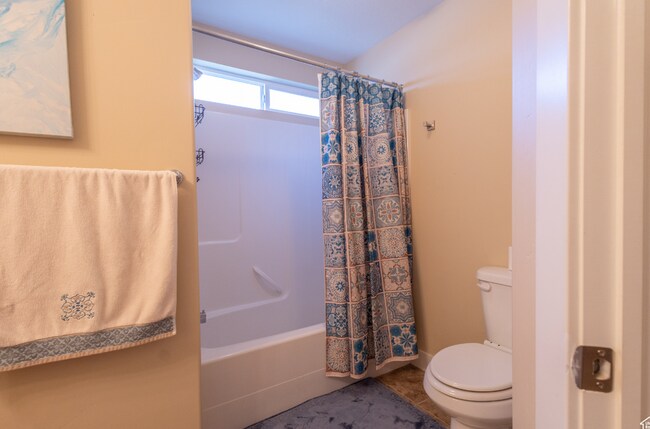 BAÑO - 14088 S Maria Way