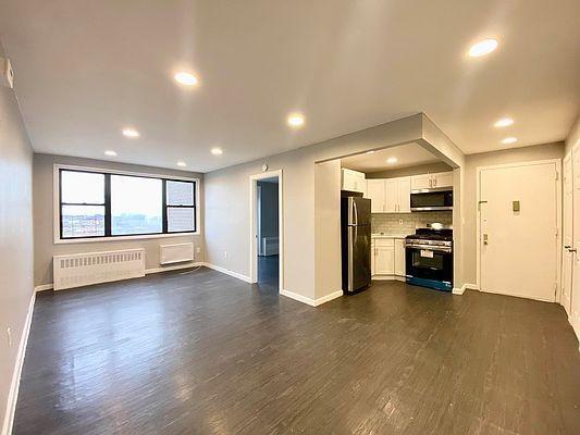 Foto del edificio - 3 bedroom in BRONX NY 10467