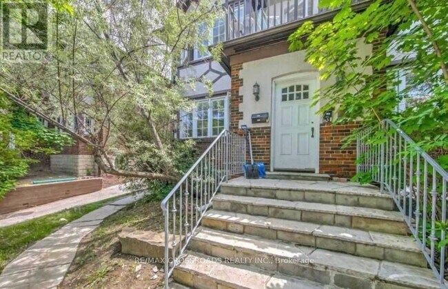 Photo du bâtiment - 65 Lawrence Ave E