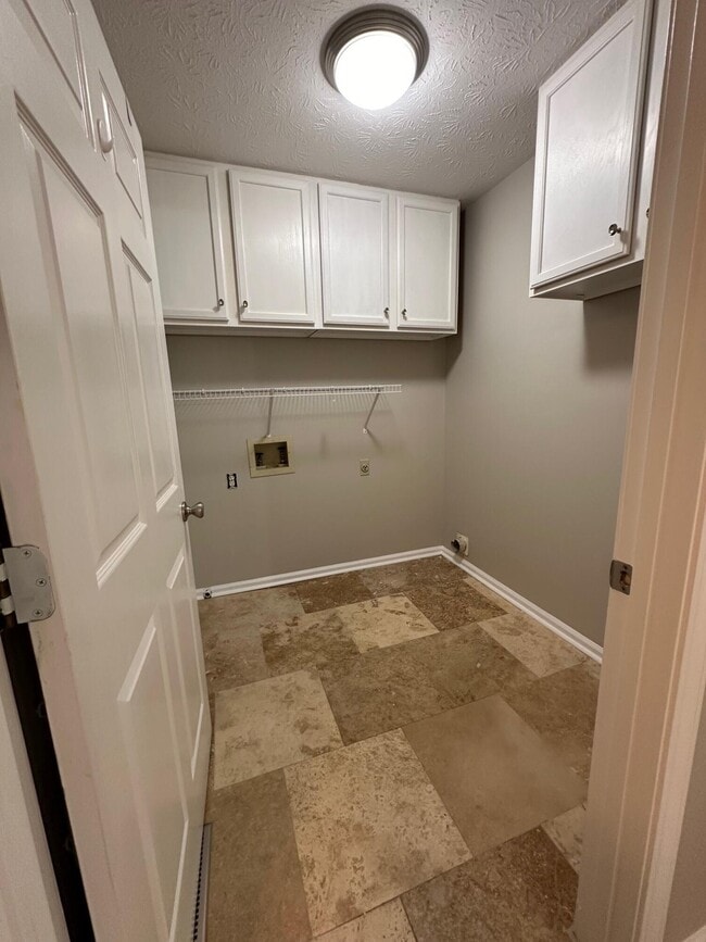 Building Photo - 3505 Lakeside Ct
