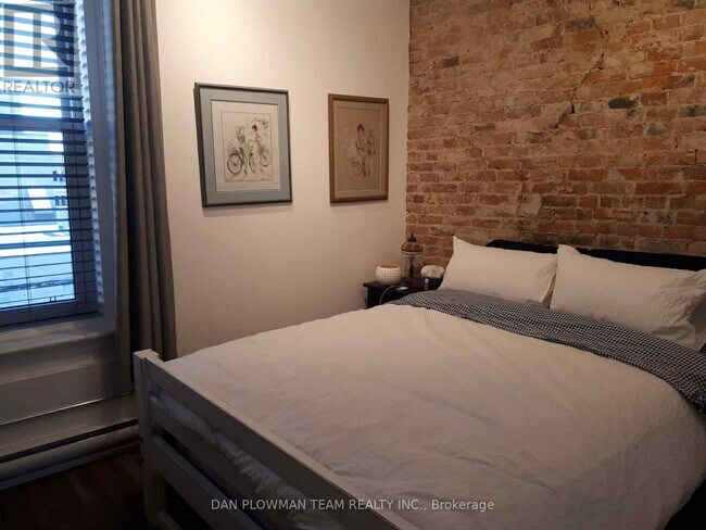 Photo du bâtiment - 8 Simcoe St N