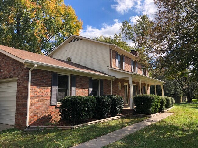 Building Photo - 2102 Ravenwood Dr